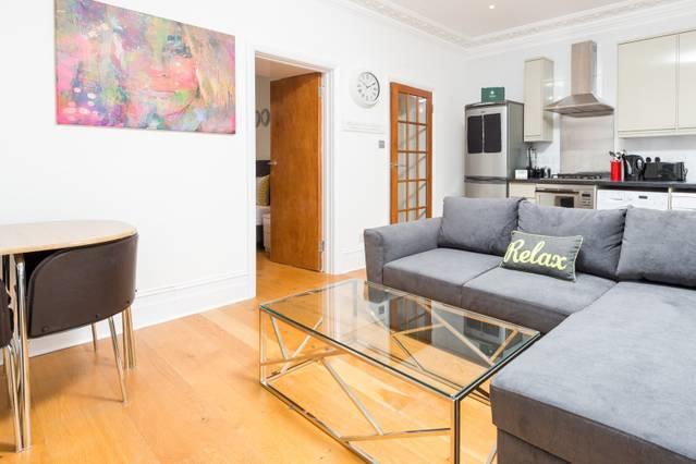 Gorgeous In Trendy Neighbourhood Apartment *